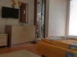 Luccia Apartments-Guesthouse Laguna