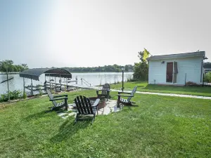Beautiful Fox River Waterfront House Getaway