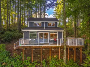 Charming Lakeside Escape with Private Dock and Cozy Fireplace - Serene Retreat