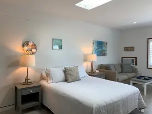 Vineyard Harbor Motel - Private Beach