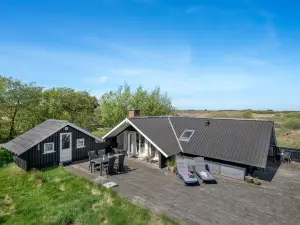 "Maxie" - 1.2km from the Sea