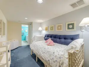 Sea Colony Condo w/ Balcony ~ 1 Mi to Beach!