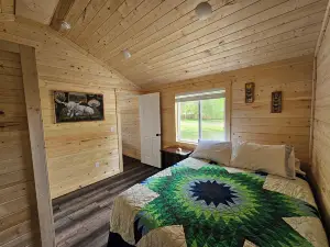 Cozy cabin in a quiet neighborhood near downtown Hamilton