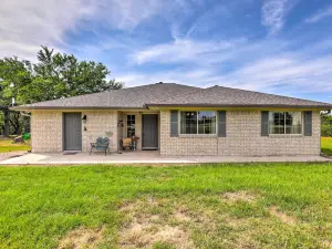 Charming Cameron Farm Retreat ~ 41 Mi to Tamu