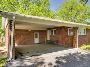 Dog-Friendly Lexington Retreat: Step-Free Access!
