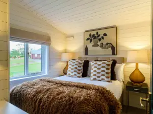 The Paddock Lodge with Hot Tub