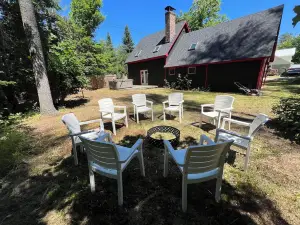 1 Mile to Sunday River! Hot Tub! Fire Pit! Sleeps 11!