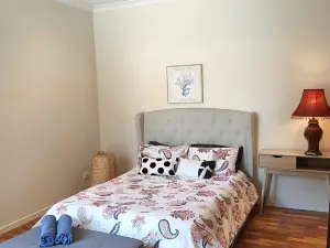 Coastal charm, spacious townhouse Ideal for families or groups of up to 8