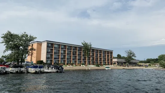 Holiday Inn Detroit Lakes - Lakefront