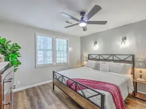 3-bedroom house, in Bonneau Beach with WiFi, HVAC, hottub & lake beach access!