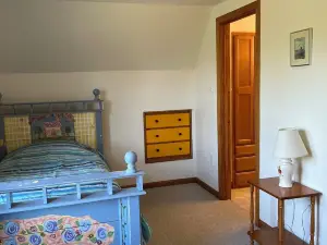 Charming 3-bedroom waterfront cottage in Tremont with spectacular sunsets.