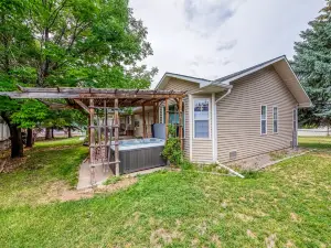 The Hidden Gem House- 3 Bedroom house with hot tub