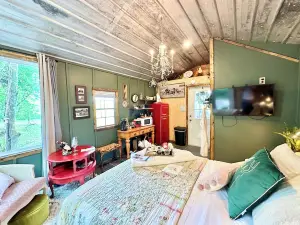 Couple's Cottage located on a private, serene equestrian farm!