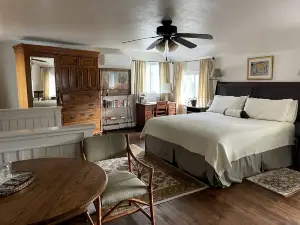 Comfortable Bed and Breakfast Suite for Two Guests near Pleasant Lake, Wisconsin