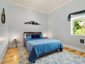 Charming Farmhouse Amazing View of Mt. Rainier - Family Friendly + Game Barn