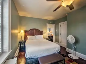 Reading Apt, Walk to Shops, Dining and City Park!