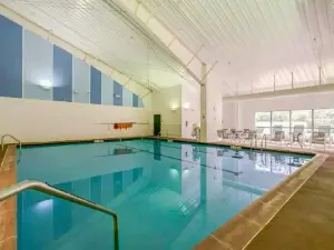 Modern Cabin w Hot Tub & Indoor Pool Gym Access!