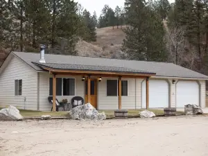 Trapper view bench-top bungalow with privacy and lots of space.  RV hook-ups!