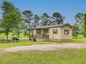 Near Parks & Lakes: Pet-Friendly Winnie Cottage