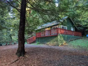 Perfect home base for all things "Redwoods Space to park boat. Dog friendly.