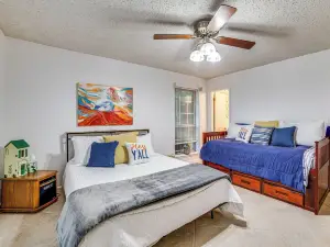 Family Getaway on 4 Acres in Mineola!