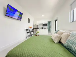 Luxury Private Studio King Bed Free Parking