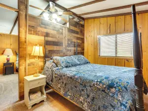 Peaceful Warne Cabin Fenced Yard and Screened Porch