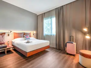 Moxy Verona