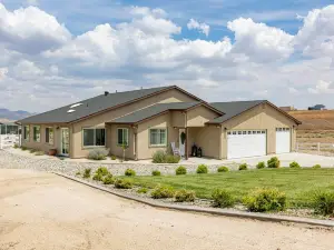 Off the grid 2-bedroom home with garden room