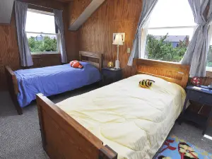 Charming Cottage with Lookout Deck and Outdoor Shower - Delightful Escape