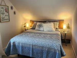 Cozy Waterfront Cottage with Private Dock and Lake Access