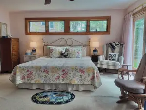 Charming New England 4bd Family Lake House w/ Yard, Patio, Docks and Views