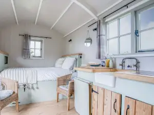 Haven View - 1 Bed Shepherds Hut - St Ishmael's