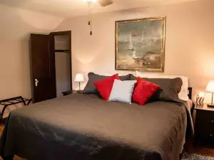 Cozy Two Bedroom Home in Quiet Neighborhood!