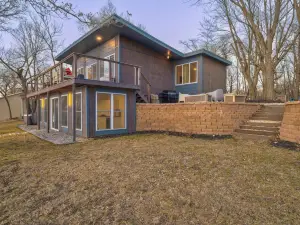 Spectacular Lakefront Escape with Hot Tub and Game Room - Amazing Retreat