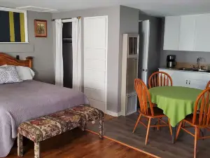 Charming 1-bedroom apt Buffalo WY, on creek, AC,  WiFi, & 1 block from downtown.