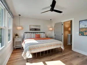 Pet-Friendly Cabin Ideal for Families with Jacuzzi and Lake Views in Alabama