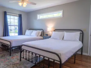 Harper’s Hangout- Cute, cozy Caseville cottage!