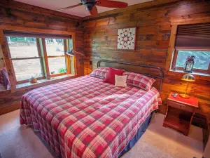 Cozy Stone Cottage overlooking Smith Lake