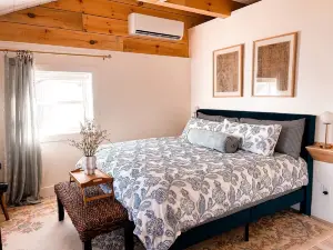 Charming Lakefront cottage on Cedar Lake. Beautiful Spa Bathroom, soaking tub