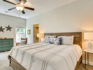 1 Mi to Riverfront: Darien Family Home