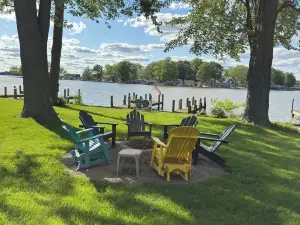 Serene 2-bedroom house on Indian lake