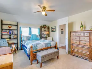 Lake Michigan Vacation Rental 1 Block to Marina!