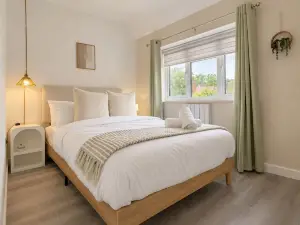 Perfect Booking Bright 3 Bed Home w Garden Sunroom