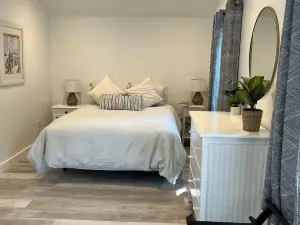 Sunny 2-bedroom beach cottage, walk to beach!