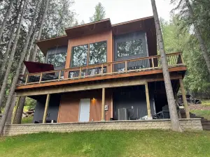 The Retreat at Rockford Bay with Lake Views