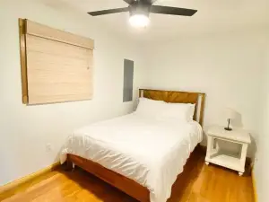 14 Guest, 7 Bed, 4 BR, Lakefront Cabin w/ Hot Tub