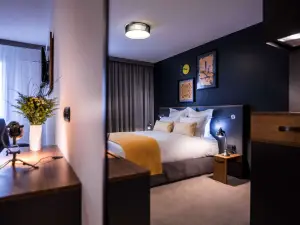 Best Western Plus Suitcase Paris la Defense