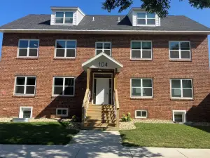 2 Bedroom - Convenient & Comfy Downtown Apartment