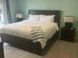 Pepper Town Villa is a 2 bedroom 2.5 bed villa with a pool and of outdoor space